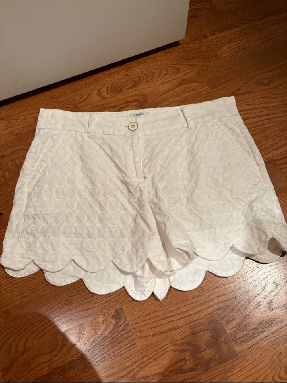 White Scallop-Hem Crown & Ivy Women's Shorts